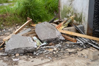 Cianjur, Batı Java, Endonezya - 24 Kasım 2022: Evler, en az 271 kişinin ölümüne, yüzlerce kişinin yaralanmasına yol açan 5,6 büyüklüğündeki depremle hasar gördü.