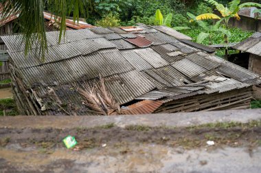 Cianjur, Batı Java, Endonezya - 24 Kasım 2022: Evler, en az 271 kişinin ölümüne, yüzlerce kişinin yaralanmasına yol açan 5,6 büyüklüğündeki depremle hasar gördü.