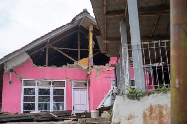 Cianjur, Batı Java, Endonezya - 24 Kasım 2022: Evler, en az 271 kişinin ölümüne, yüzlerce kişinin yaralanmasına yol açan 5,6 büyüklüğündeki depremle hasar gördü.