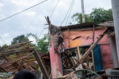 Cianjur, Batı Java, Endonezya - 24 Kasım 2022: Evler, en az 271 kişinin ölümüne, yüzlerce kişinin yaralanmasına yol açan 5,6 büyüklüğündeki depremle hasar gördü.