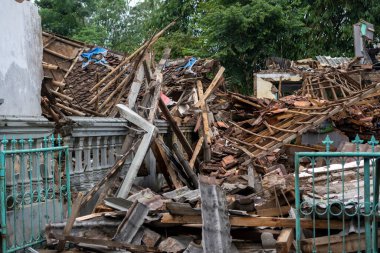 Cianjur, Batı Java, Endonezya - 24 Kasım 2022: Evler, en az 271 kişinin ölümüne, yüzlerce kişinin yaralanmasına yol açan 5,6 büyüklüğündeki depremle hasar gördü.