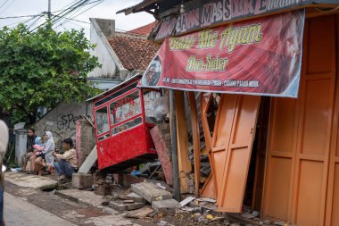 Cianjur, Batı Java, Endonezya - 24 Kasım 2022: Evler, en az 271 kişinin ölümüne, yüzlerce kişinin yaralanmasına yol açan 5,6 büyüklüğündeki depremle hasar gördü.