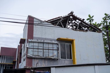 Cianjur, Batı Java, Endonezya - 24 Kasım 2022: Evler, en az 271 kişinin ölümüne, yüzlerce kişinin yaralanmasına yol açan 5,6 büyüklüğündeki depremle hasar gördü.