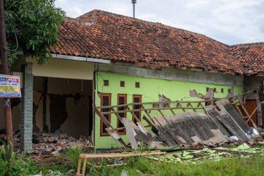 Cianjur, Batı Java, Endonezya - 24 Kasım 2022: Evler, en az 271 kişinin ölümüne, yüzlerce kişinin yaralanmasına yol açan 5,6 büyüklüğündeki depremle hasar gördü.