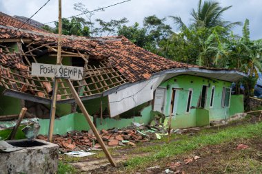 Cianjur, Batı Java, Endonezya - 24 Kasım 2022: Evler, en az 271 kişinin ölümüne, yüzlerce kişinin yaralanmasına yol açan 5,6 büyüklüğündeki depremle hasar gördü.