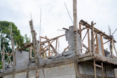 Cianjur, Batı Java, Endonezya - 24 Kasım 2022: Evler, en az 271 kişinin ölümüne, yüzlerce kişinin yaralanmasına yol açan 5,6 büyüklüğündeki depremle hasar gördü.