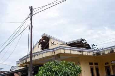 Cianjur, Batı Java, Endonezya - 24 Kasım 2022: Evler, en az 271 kişinin ölümüne, yüzlerce kişinin yaralanmasına yol açan 5,6 büyüklüğündeki depremle hasar gördü.