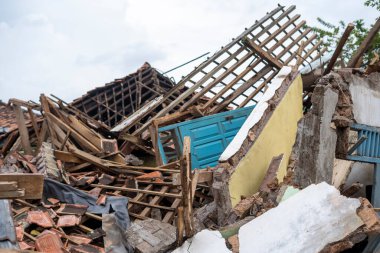 Cianjur, Batı Java, Endonezya - 24 Kasım 2022: Evler, en az 271 kişinin ölümüne, yüzlerce kişinin yaralanmasına yol açan 5,6 büyüklüğündeki depremle hasar gördü.