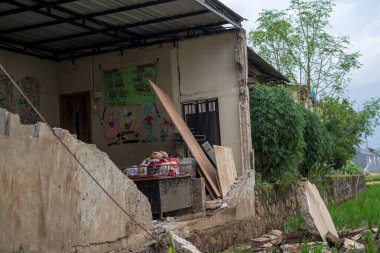 Cianjur, Batı Java, Endonezya - 24 Kasım 2022: Evler, en az 271 kişinin ölümüne, yüzlerce kişinin yaralanmasına yol açan 5,6 büyüklüğündeki depremle hasar gördü.