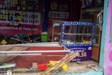 Cianjur, Batı Java, Endonezya - 24 Kasım 2022: Evler, en az 271 kişinin ölümüne, yüzlerce kişinin yaralanmasına yol açan 5,6 büyüklüğündeki depremle hasar gördü.