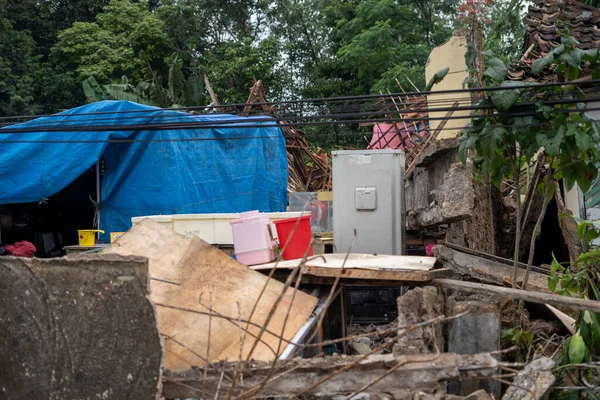 Cianjur, Batı Java, Endonezya - 24 Kasım 2022: Evler, en az 271 kişinin ölümüne, yüzlerce kişinin yaralanmasına yol açan 5,6 büyüklüğündeki depremle hasar gördü.