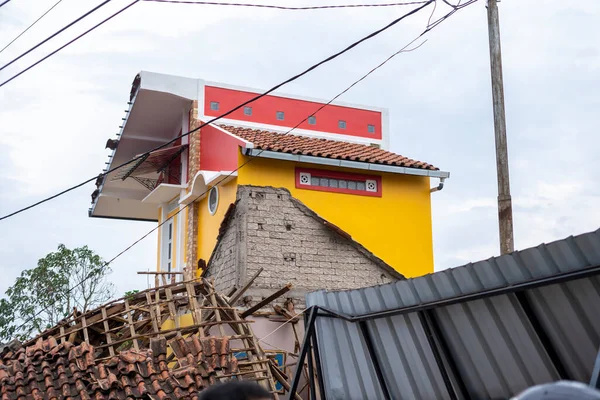 Cianjur, Batı Java, Endonezya - 24 Kasım 2022: Evler, en az 271 kişinin ölümüne, yüzlerce kişinin yaralanmasına yol açan 5,6 büyüklüğündeki depremle hasar gördü.