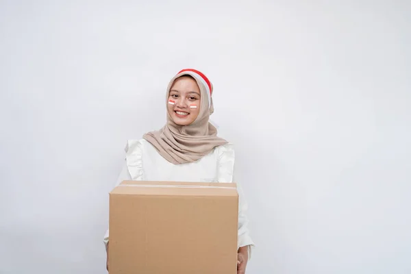 Fröhliche Asiatische Muslimin Die Den Indonesischen Unabhängigkeitstag Feiert Trägt Päckchenschachtel — Stockfoto