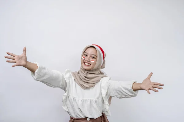 インドネシア独立記念日を祝う陽気な若いアジアのイスラム教徒の女性は 自由な抱擁のために広く開かれた腕を保持し 喜んで笑顔で歓迎し 抱擁しようとしています 8月17日のインドネシア独立記念日 — ストック写真