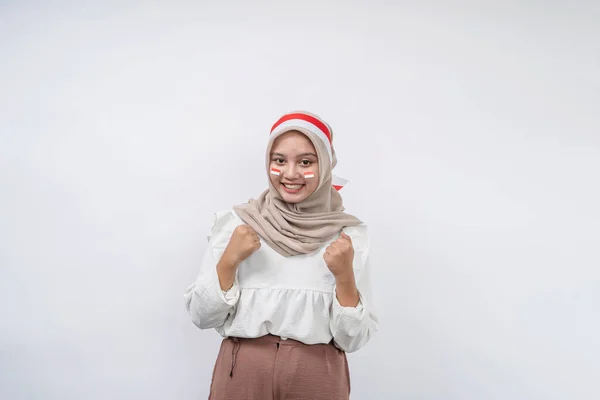 Emocionadas Lindas Mujeres Asiáticas Musulmanas Celebran Día Independencia Indonesia Aisladas — Foto de Stock