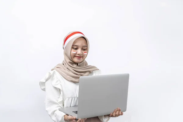 Izgalmas Aranyos Ázsiai Nők Muszlim Gazdaság Laptop Ünnepli Indonéziai Függetlenségi — Stock Fotó