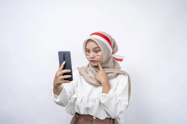 Heyecanlı Asyalı Müslüman Kadınlar Ellerinde Cep Telefonuyla Ağustos Endonezya Nın — Stok fotoğraf