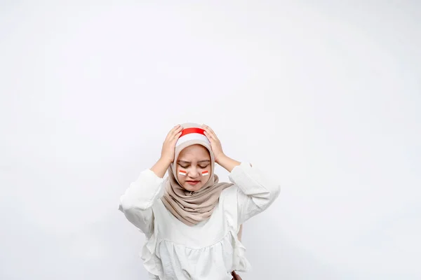 衝撃を受けたアジアのイスラム教徒の女性は 白い背景で孤立したインドネシアの独立記念日を祝います 8月17日のインドネシア独立記念日 — ストック写真