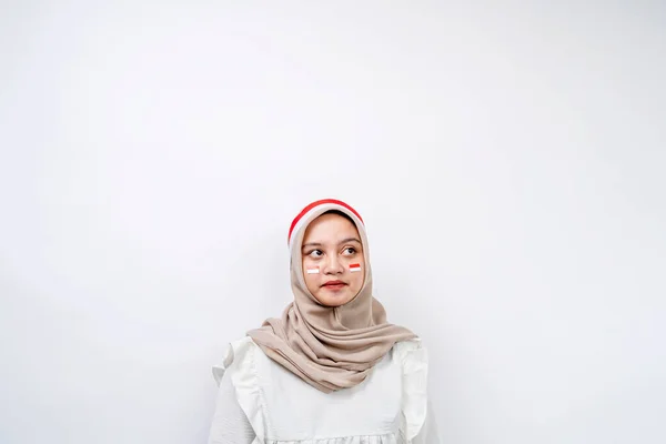 Όμορφη Ασιατική Μουσουλμάνα Γυναίκα Γιορτάζουν Ινδονησιακή Ημέρα Ανεξαρτησίας Χαμογελώντας Ευτυχισμένη — Φωτογραφία Αρχείου