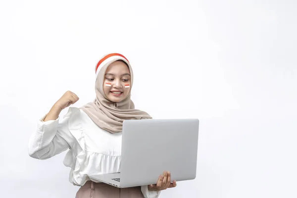 Izgalmas Aranyos Ázsiai Nők Muszlim Gazdaság Laptop Ünnepli Indonéziai Függetlenségi — Stock Fotó