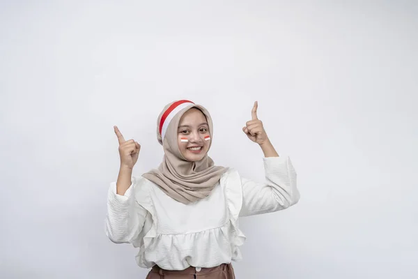 幸せな若いアジアのイスラム教徒の女性は 白い背景で孤立した親指のジェスチャーを示すインドネシアの独立記念日を祝います インドネシア独立記念日 — ストック写真