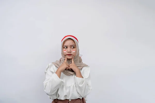 美しいアジアの若いムスリム女性の肖像画は 質問について真剣に考え 白い背景に隔離されたコピースペースを見ているインドネシアの独立記念日を祝います 8月17日のインドネシア独立記念日 — ストック写真