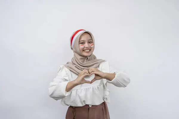 Gülümseyen Asyalı Müslüman Kadın Mutlu Romantik Şekiller Hissediyor Kalp Jestleri — Stok fotoğraf