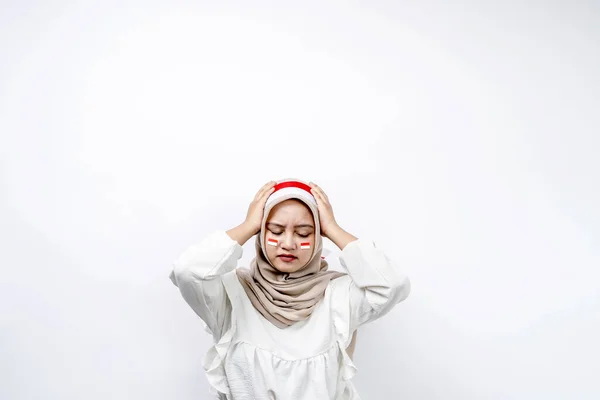 衝撃を受けたアジアのイスラム教徒の女性は 白い背景で孤立したインドネシアの独立記念日を祝います 8月17日のインドネシア独立記念日 — ストック写真