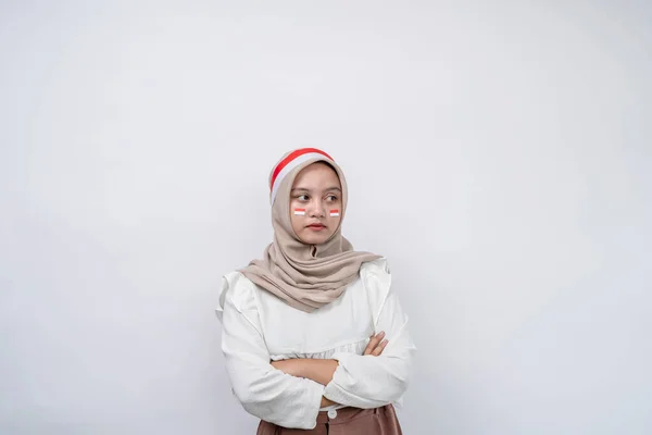 美丽的亚洲穆斯林女人在庆祝印尼独立日的时候 面带微笑 看上去很有信心 与白人背景隔离 印度尼西亚独立日 8月17日 — 图库照片
