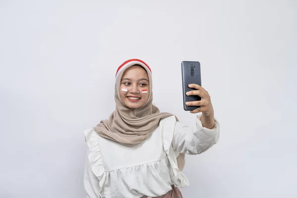 Izgalmas Aranyos Ázsiai Nők Muszlim Gazdaság Mobiltelefon Ünneplő Indonéz Függetlenségi — Stock Fotó