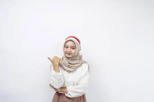 Mutlu Asyalı Genç Müslüman Kadın Beyaz Arka Planda Izole Edilmiş — Stok fotoğraf
