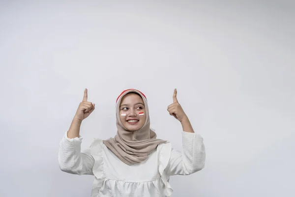 Glad Ung Asiatisk Muslimsk Kvinne Feirer Indonesisk Uavhengighetsdag Viser Tommel – stockfoto