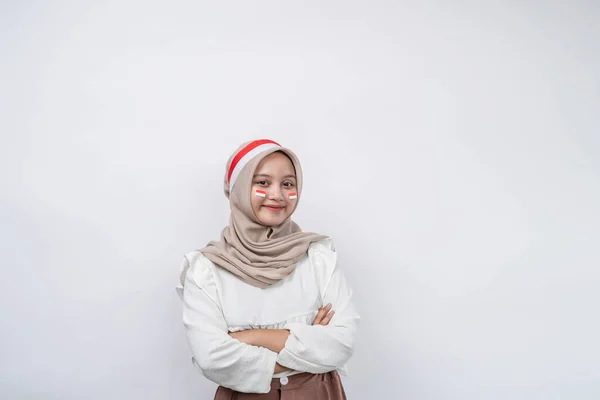 美しいアジアのイスラム教徒の女性は インドネシアの独立記念日を幸せに笑顔で祝い 白い背景に孤立した自信を持って見ています 8月17日のインドネシア独立記念日 — ストック写真