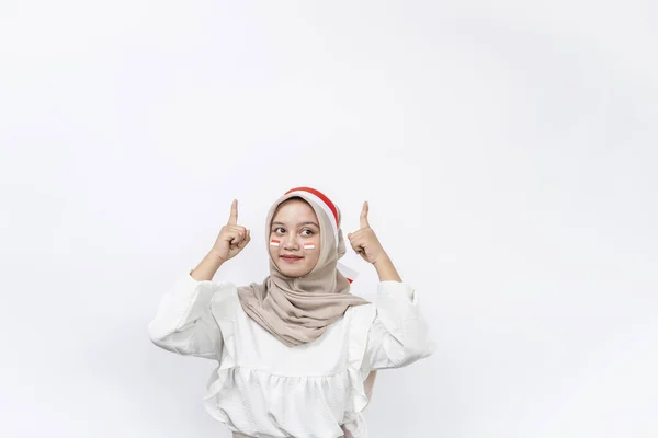 幸せな若いアジアのイスラム教徒の女性は 白い背景で孤立した親指のジェスチャーを示すインドネシアの独立記念日を祝います インドネシア独立記念日 — ストック写真