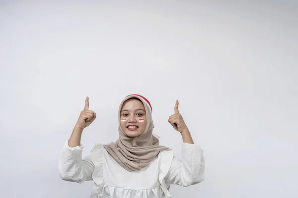 Jovem Mulher Muçulmana Asiática Feliz Comemorar Dia Independência Indonésia Mostrando — Fotografia de Stock