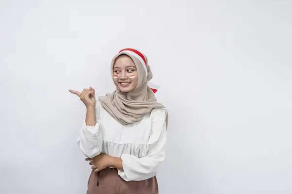 Ευτυχισμένη Νεαρή Ασιάτισσα Μουσουλμάνα Που Δείχνει Δάχτυλά Της Στο Χώρο — Φωτογραφία Αρχείου