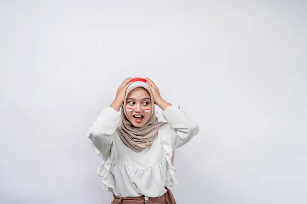 Schockierte Muslimische Asiatinnen Feiern Den Indonesischen Unabhängigkeitstag Isoliert Auf Weißem — Stockfoto