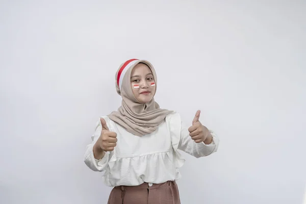 笑顔の若いアジアのイスラム教徒の女性は喜んで 幸せな気分を気にせず 白い背景で孤立したインドネシアの独立記念日を祝います インドネシア独立記念日 — ストック写真