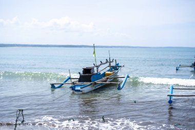 Ujung Gentling, Sukabumi, Endonezya. 26 Nisan 2023: Ujung Genteng sahiline dayanan balıkçı tekneleri