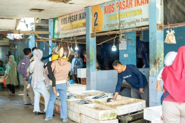 Ujung Gentling, Sukabumi, Endonezya. 26 Nisan 2023: Ujung genteng plajı, sukabumi, Endonezya 'da geleneksel balık pazarı