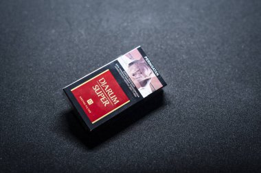 Jakarta, Endonezya. 27 Mart 2023: Djarum Süper yakın çekim. Paketli sigara. İzole edilmiş arka planda sigara Djarum Süper