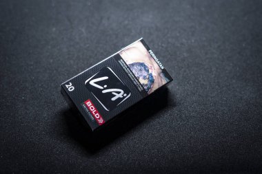 Jakarta, Endonezya. 27 Mart 2023, LA Bold yakınlaşması. Paketli sigara. İzole edilmiş arka planda sigara LA Kalın