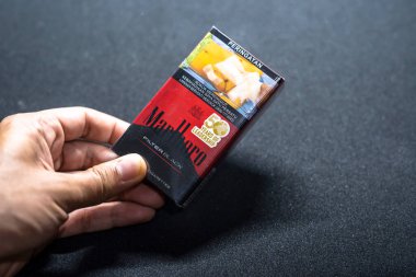 Jakarta, Endonezya. 27 Mart 2023, Marlboro kapatıldı. Paketli sigara. İzole edilmiş arka planda sigara Marlboro