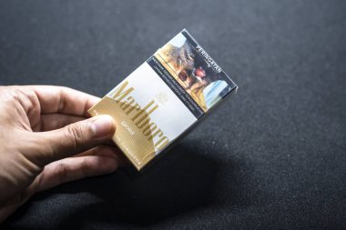 Jakarta, Endonezya. 27 Mart 2023, Marlboro kapatıldı. Paketli sigara. İzole edilmiş arka planda sigara Marlboro