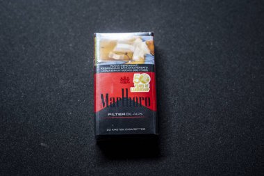 Jakarta, Endonezya. 27 Mart 2023, Marlboro kapatıldı. Paketli sigara. İzole edilmiş arka planda sigara Marlboro