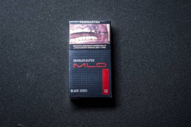 Jakarta, Endonezya. 27 Mart 2023: Djarum Super MLD yakın çekim. Paketli sigara. İzole edilmiş arka planda sigara Djarum Super MLD