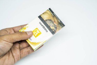 Jakarta, Endonezya. 27 Mart 2023: Sampoerna Hafif Yakın çekim. Paketli sigara. İzole edilmiş arka planda sigara Sampoerna Hafif