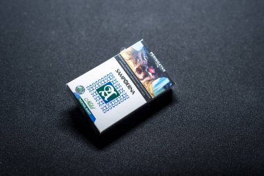 Jakarta, Endonezya. 27 Mart 2023: Sampoerna Hafif Yakın çekim. Paketli sigara. İzole edilmiş arka planda sigara Sampoerna Hafif