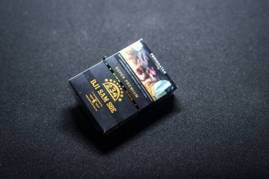 Jakarta, Endonezya. 27 Mart 2023: Dji Sam Soe Yeniden filtrele. Paketli sigara. İzole edilmiş arkaplanda Dji Sam Soe Filtresi