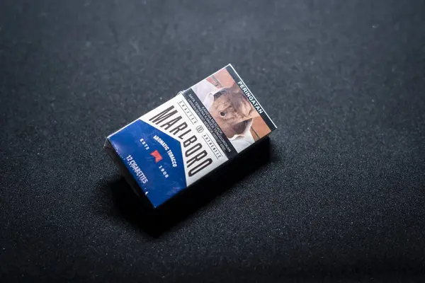 Jakarta, Endonezya. 27 Mart 2023, Marlboro kapatıldı. Paketli sigara. İzole edilmiş arka planda sigara Marlboro